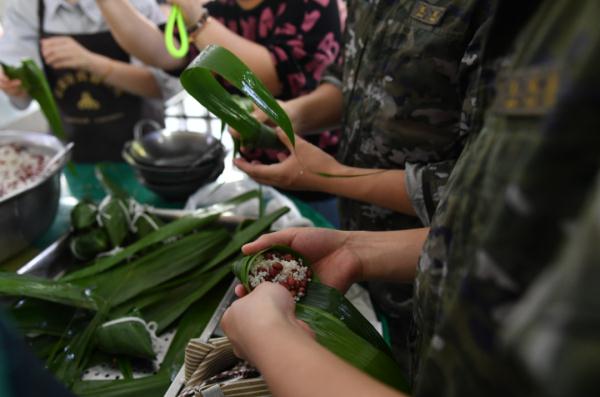 4年没回家,一口吃出妈妈包的粽子,他落泪了…… 4年没回家,一口吃出妈妈包的粽子,他落泪了……