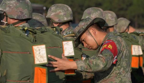 滇西高原：多机型实降跳伞，提升官兵突防本领