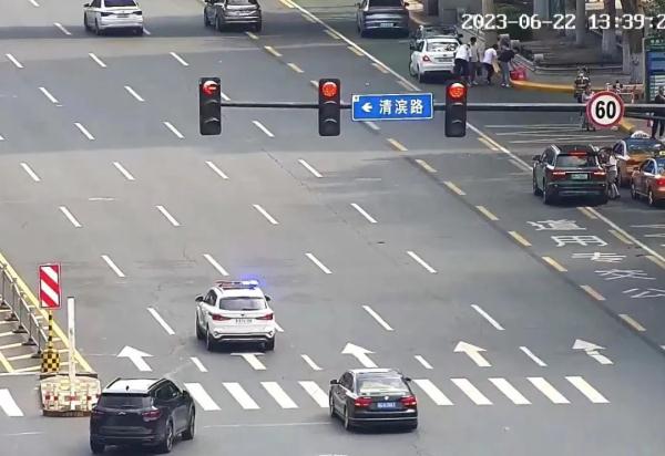 “手臂被机器割断，急需转院手术……”哈尔滨交警紧急护送断臂男子就医