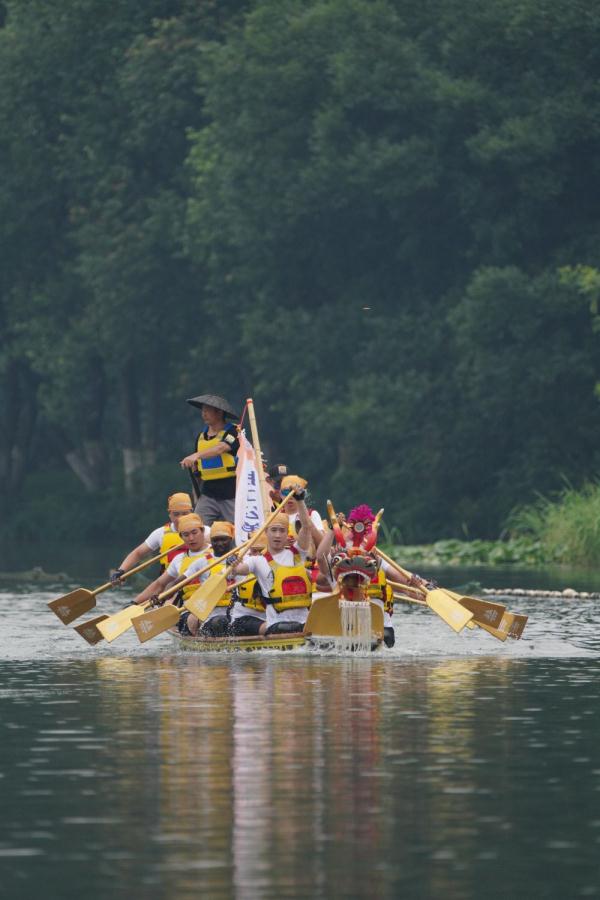 杭州西湖：龙舟争渡庆端午