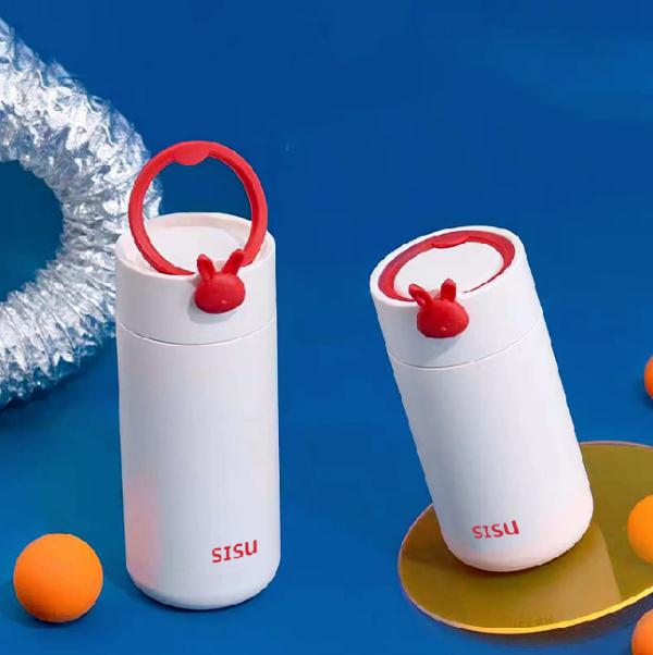 明信片、登机牌、保温杯……重庆高校毕业赠礼“卷”起来 明信片、登机牌、保温杯……重庆高校毕业赠礼“卷”起来