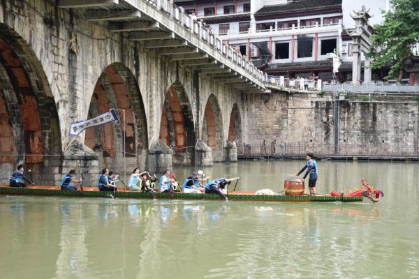 贵州镇远:龙舟竞技“闹”古城 贵州镇远:龙舟竞技“闹”古城