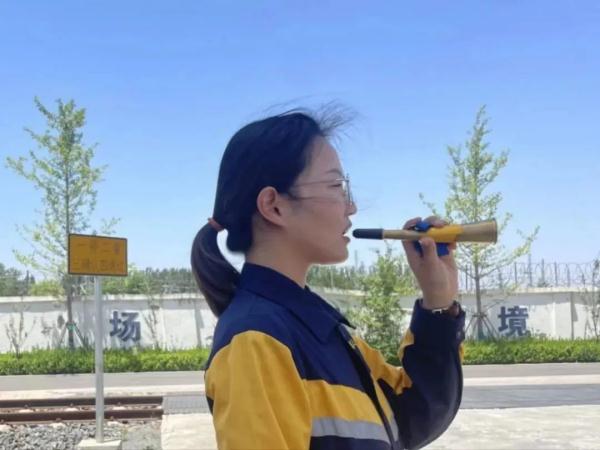 硬核!铁路女生的包里装了啥? 硬核!铁路女生的包里装了啥?