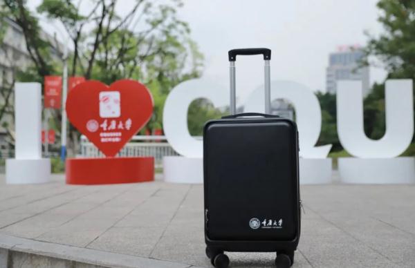 明信片、登机牌、保温杯……重庆高校毕业赠礼“卷”起来 明信片、登机牌、保温杯……重庆高校毕业赠礼“卷”起来