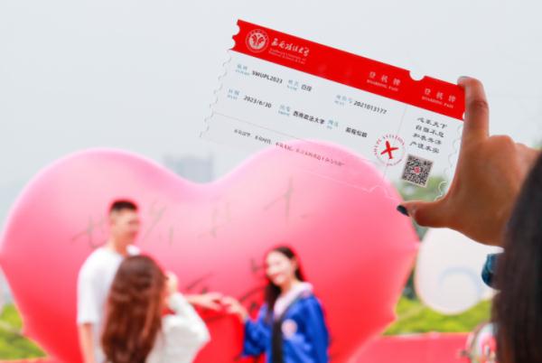 明信片、登机牌、保温杯……重庆高校毕业赠礼“卷”起来 明信片、登机牌、保温杯……重庆高校毕业赠礼“卷”起来