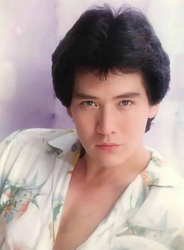 62岁男星因胸肌冲上热搜!网友慕了,但医生提醒有风险 62岁男星因胸肌冲上热搜!网友慕了,但医生提醒有风险