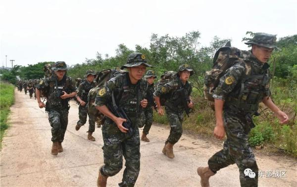 关注｜20公里战斗体能拉练，开拔！