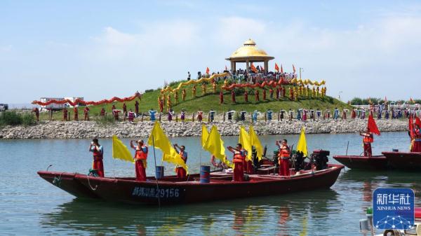 新疆博斯腾湖第十六届开湖季捕鱼节开幕