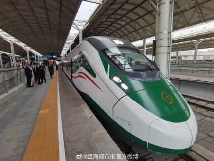 青藏铁路西格段复兴号动车组试运行 青藏铁路将迈入动车时代