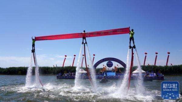 新疆博斯腾湖第十六届开湖季捕鱼节开幕