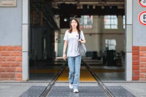 硬核!铁路女生的包里装了啥? 硬核!铁路女生的包里装了啥?