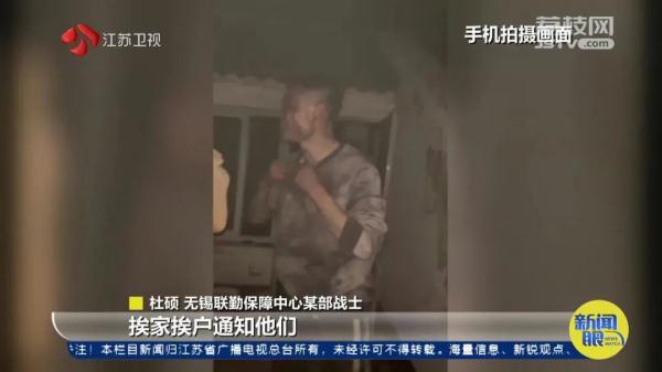 晚上9点多，他挨家挨户用力敲门！