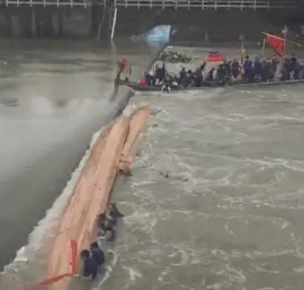 35人落水,2人不幸身亡,安全提示! 35人落水,2人不幸身亡,安全提示!