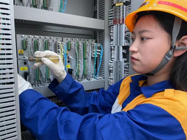 硬核!铁路女生的包里装了啥? 硬核!铁路女生的包里装了啥?