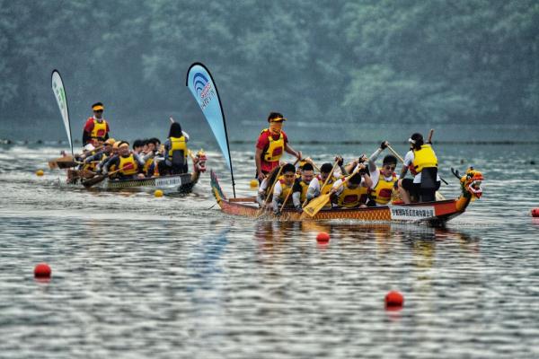 杭州西湖：龙舟争渡庆端午