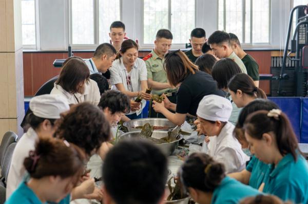 4年没回家,一口吃出妈妈包的粽子,他落泪了…… 4年没回家,一口吃出妈妈包的粽子,他落泪了……
