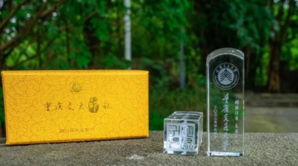 明信片、登机牌、保温杯……重庆高校毕业赠礼“卷”起来 明信片、登机牌、保温杯……重庆高校毕业赠礼“卷”起来