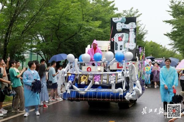 大学校长考驾照开收割机，数万人围观