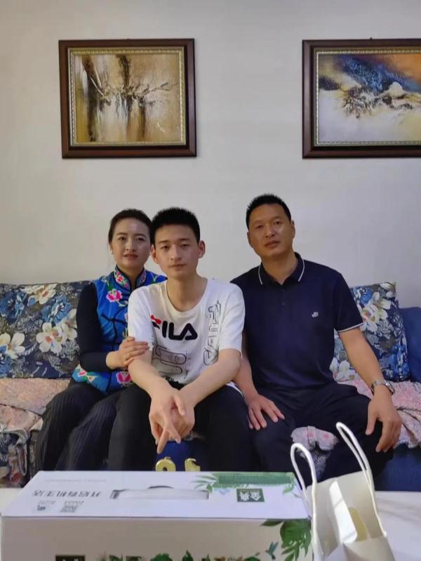 “敬礼娃娃”，高考637分！北大：欢迎！