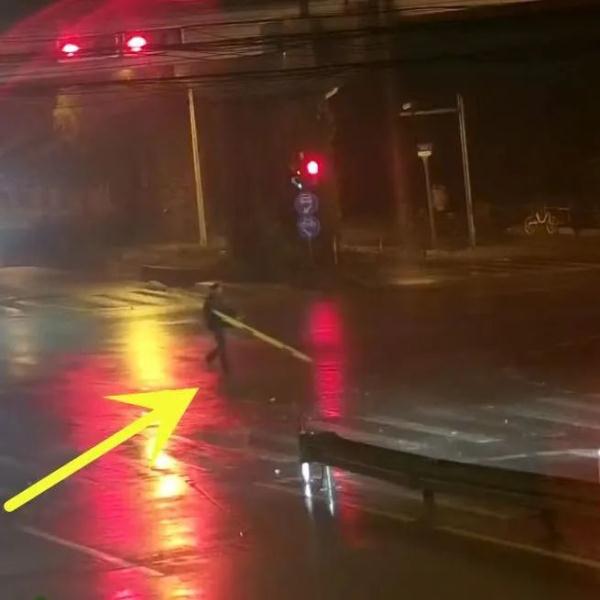 深夜，一男子为何在马路上挥舞停车杆？