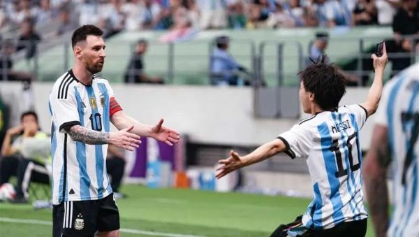 冲场拥抱梅西的少年道歉：被拘留的感觉太难受了，以后低调做人