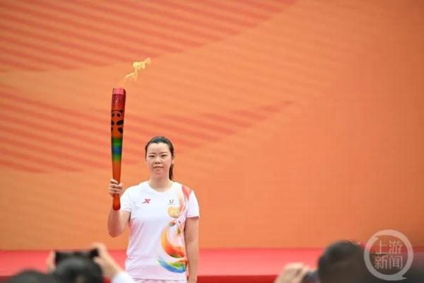李雪芮首棒，成都大运会火炬传递重庆站开跑！