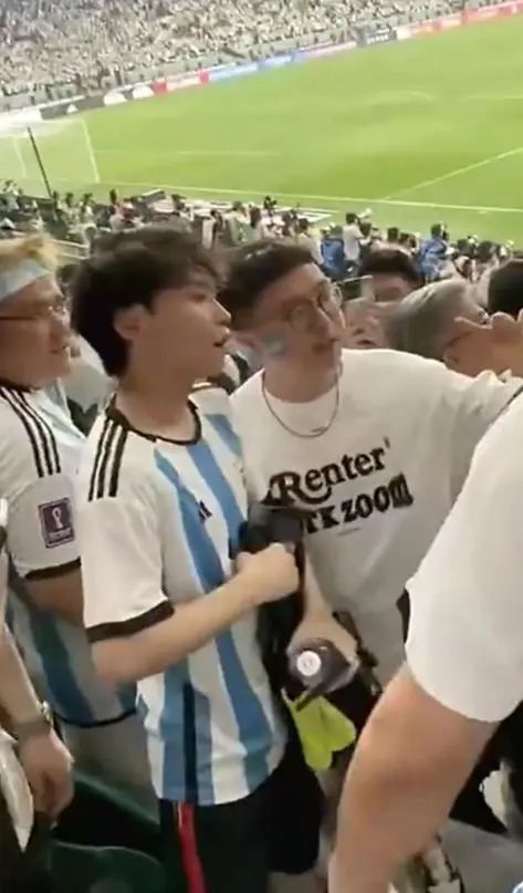 冲场拥抱梅西的少年道歉：被拘留的感觉太难受了，以后低调做人