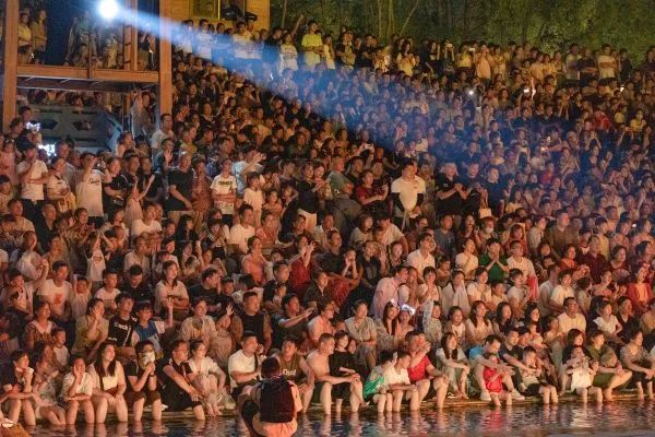 停车场全满!武汉这个景区晚上也超火 停车场全满!武汉这个景区晚上也超火