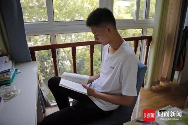 列四川省前30 !“敬礼娃娃”郎铮文科637分,有望进北大! 列四川省前30 !“敬礼娃娃”郎铮文科637分,有望进北大!