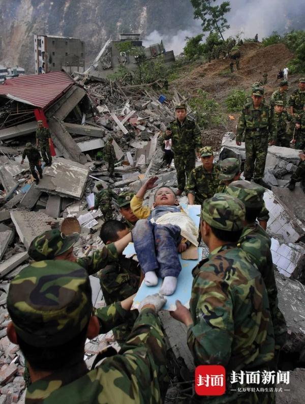 列四川省前30 !“敬礼娃娃”郎铮文科637分,有望进北大! 列四川省前30 !“敬礼娃娃”郎铮文科637分,有望进北大!