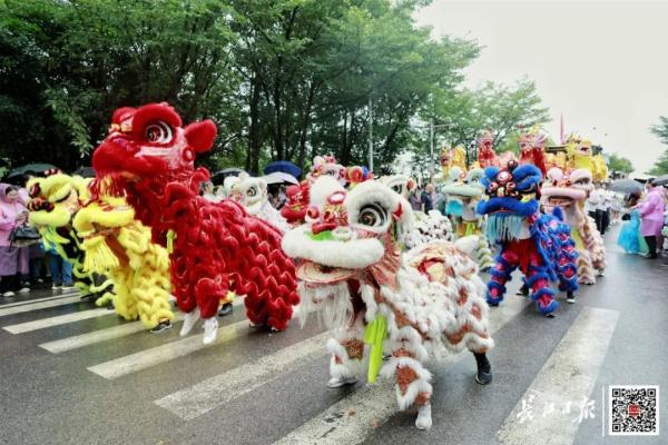 大学校长考驾照开收割机，数万人围观