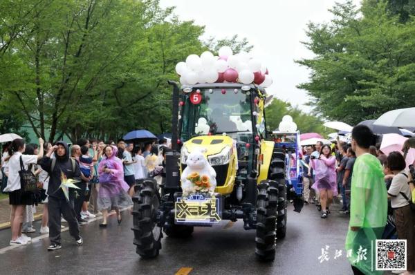 大学校长考驾照开收割机，数万人围观