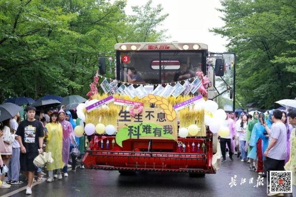 大学校长考驾照开收割机，数万人围观