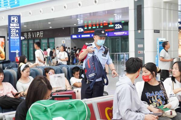 重庆铁路迎来节后返程客流高峰 预计发送旅客超20万人次 重庆铁路迎来节后返程客流高峰 预计发送旅客超20万人次