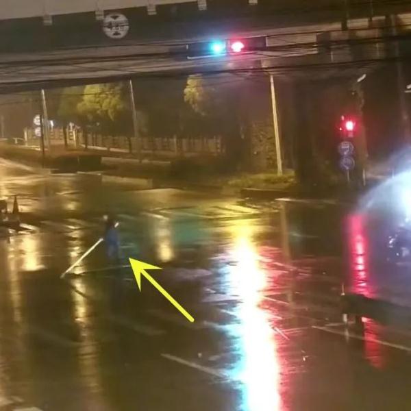深夜，一男子为何在马路上挥舞停车杆？