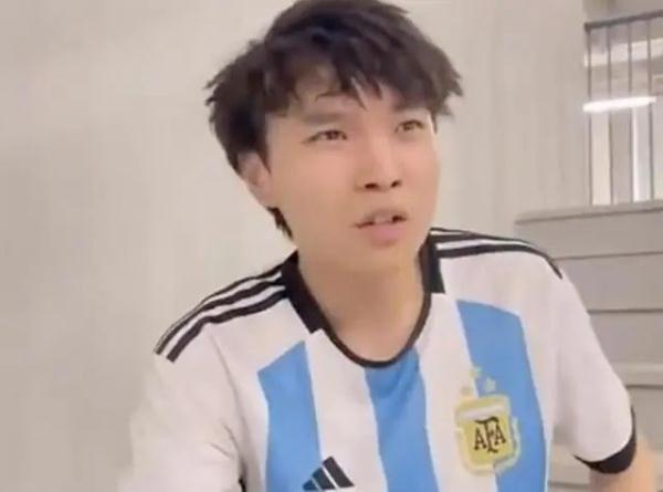 冲场拥抱梅西的少年道歉：被拘留的感觉太难受了，以后低调做人