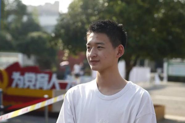 列四川省前30 !“敬礼娃娃”郎铮文科637分,有望进北大! 列四川省前30 !“敬礼娃娃”郎铮文科637分,有望进北大!