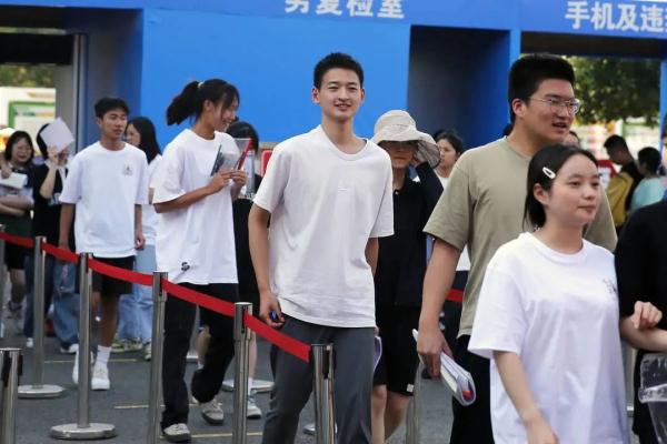 列四川省前30 !“敬礼娃娃”郎铮文科637分,有望进北大! 列四川省前30 !“敬礼娃娃”郎铮文科637分,有望进北大!