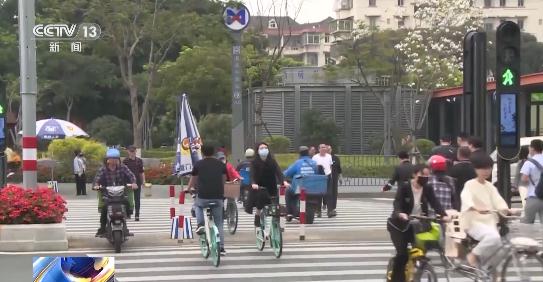 过马路低头玩手机，在这里或被罚款50元！