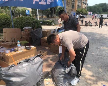 坚守在高温下的快递小哥：衣服湿了干、干了湿，只为包裹能及时安全送达