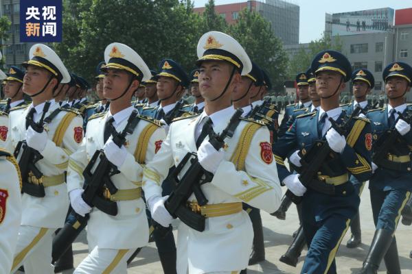 他一身戎装为毕业生唱响《我的祖国》，背后还有这些故事→