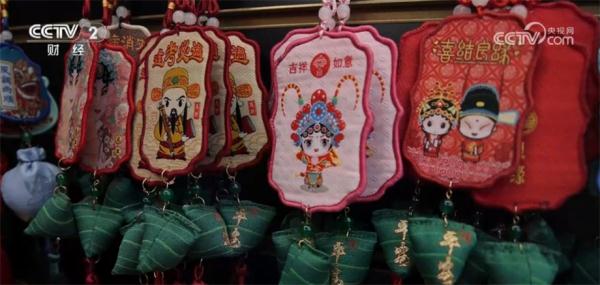 个性化节庆用品需求攀升 “国潮”引领新风尚 个性化节庆用品需求攀升 “国潮”引领新风尚