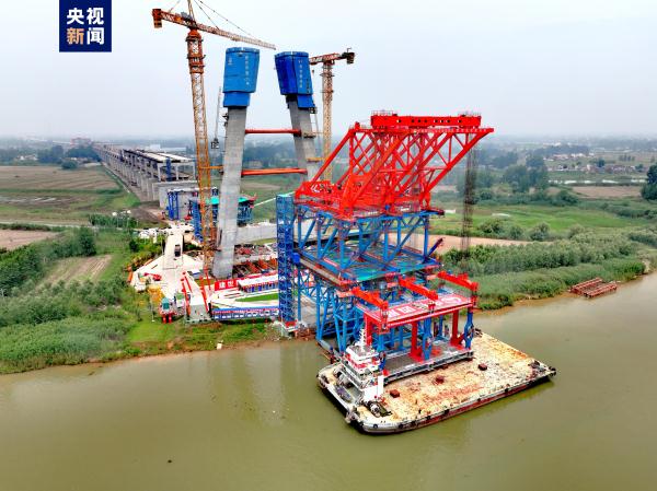 安徽马鞍山长江公铁大桥副汊航道桥首段钢桁梁吊装 安徽马鞍山长江公铁大桥副汊航道桥首段钢桁梁吊装