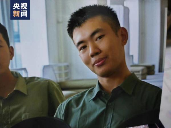 他一身戎装为毕业生唱响《我的祖国》，背后还有这些故事→