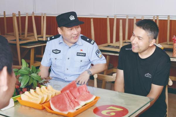 淡淡粽叶香 浓浓警民情 淡淡粽叶香 浓浓警民情