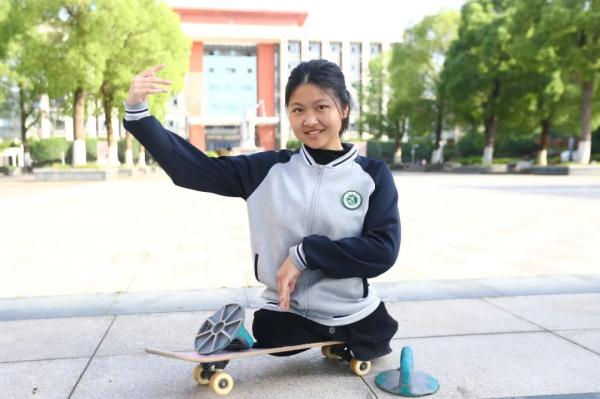 坐着滑板车参加高考，这位女孩高考分数出来了！全网点赞