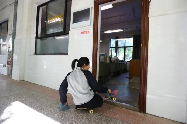 坐着滑板车参加高考，这位女孩高考分数出来了！全网点赞