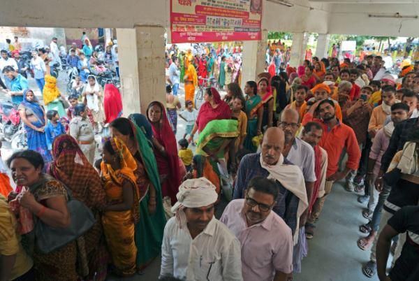 多地最高气温达46摄氏度 印度卫生系统不堪重负