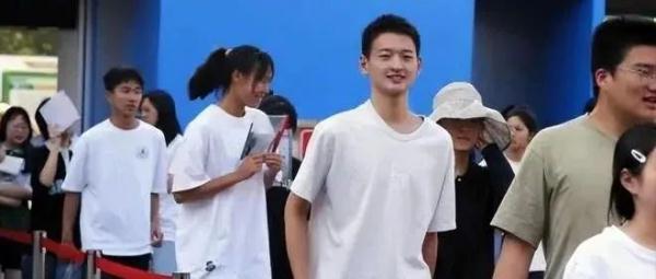 “敬礼娃娃”637分获全网点赞!其母亲坦言曾婉拒很多邀约 “敬礼娃娃”637分获全网点赞!其母亲坦言曾婉拒很多邀约