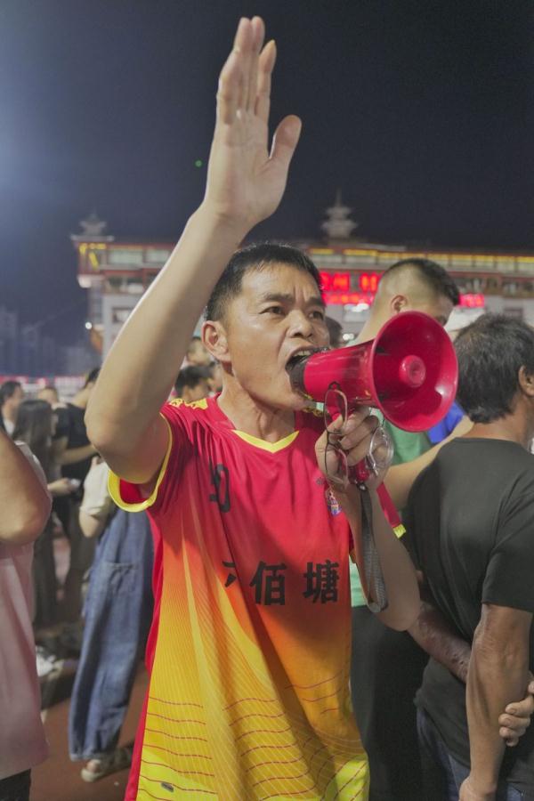 “村超”拉拉队：腼腆的他，一到球场就“放飞自我”